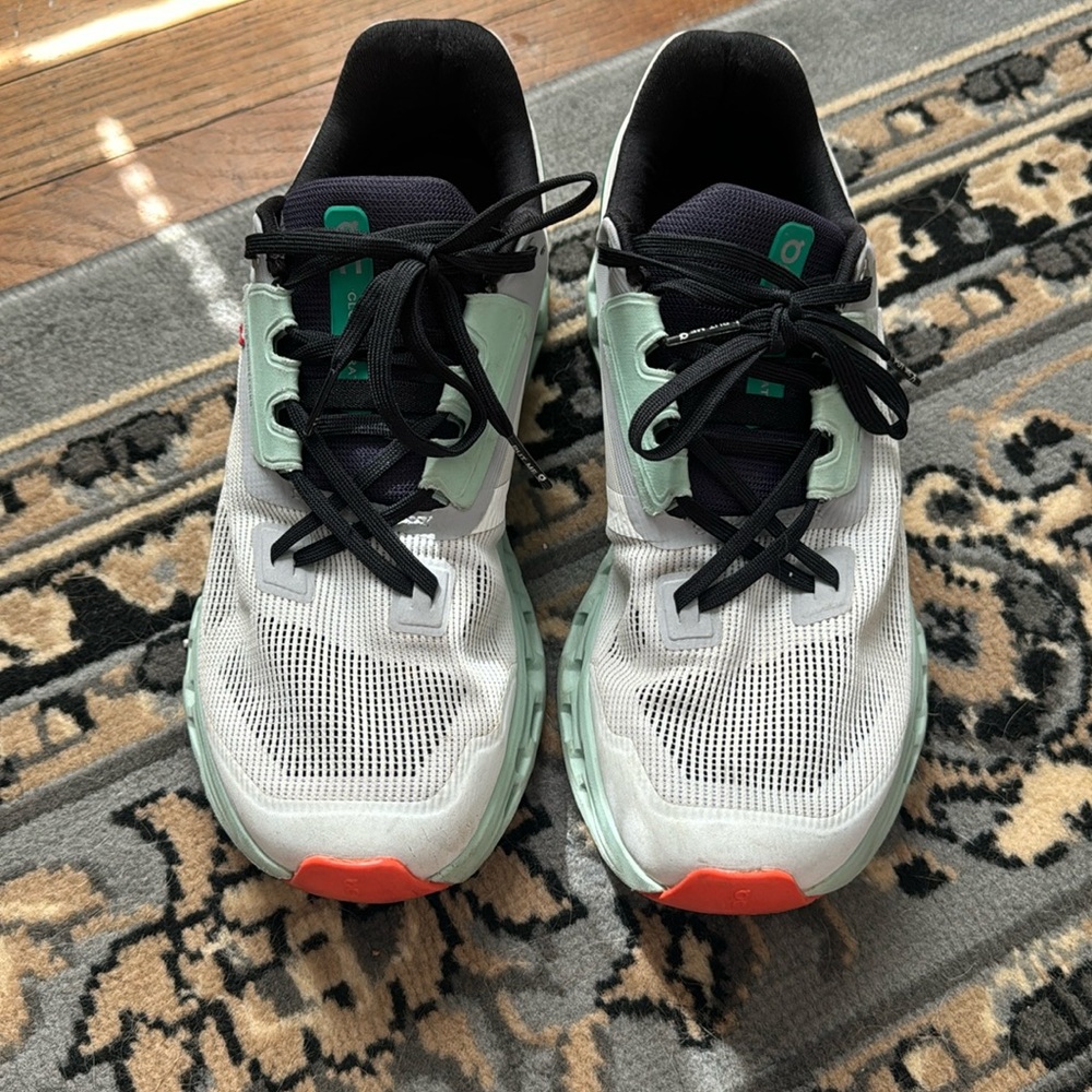 Women’s 8.5 On Cloudstratus